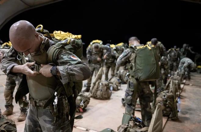 法媒：法国从尼日尔撤出第一批部队