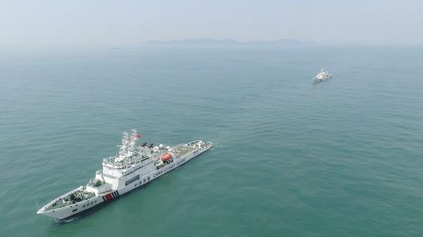 菲律宾海军炮艇非法侵闯黄岩岛，中国海警依法对菲船予以驱离！