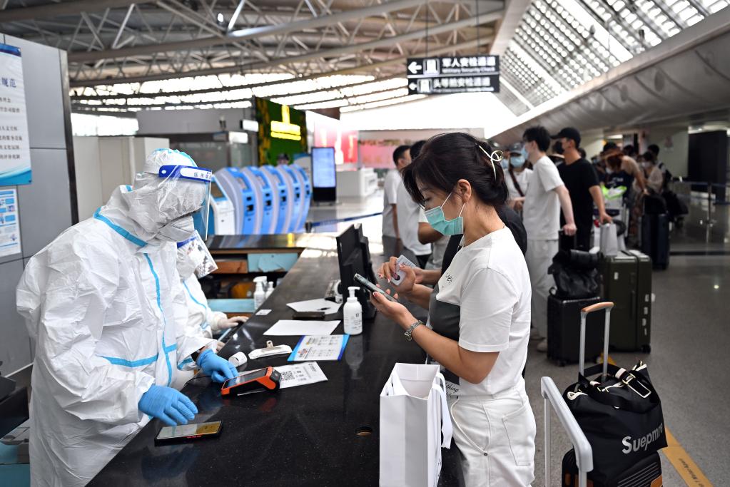 首批滞留三亚游客返程