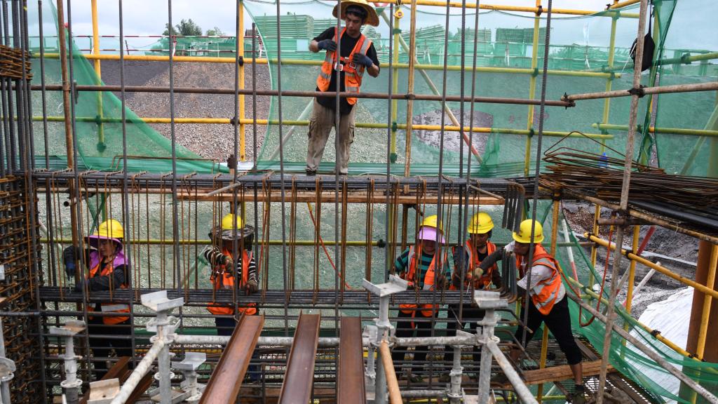 南玉高铁车站建设忙