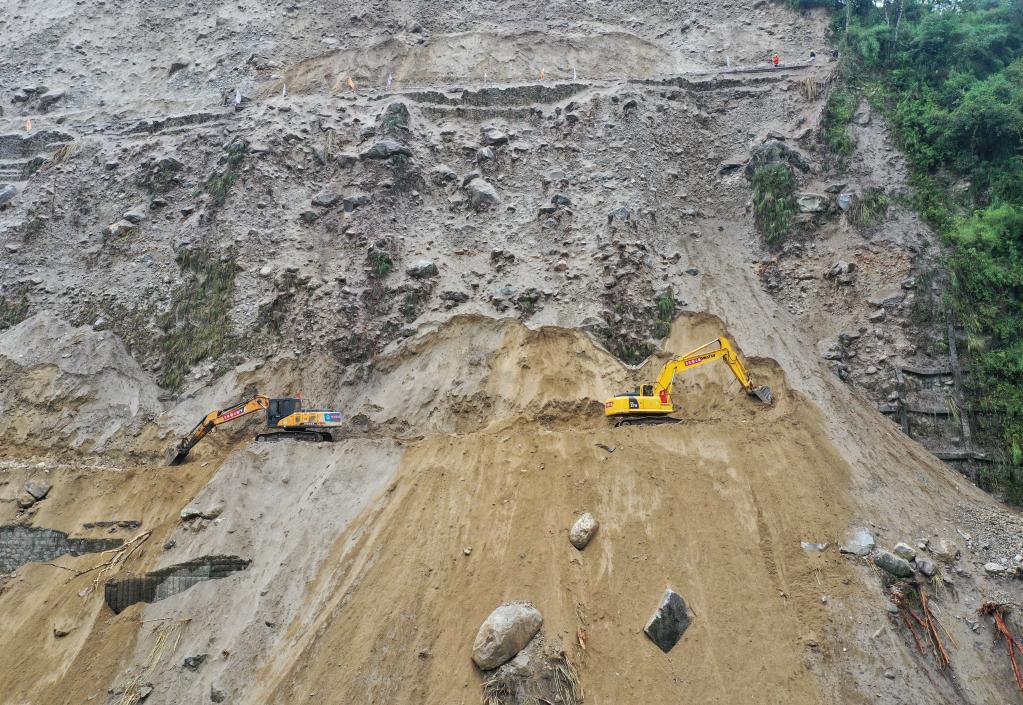 四川泸定地震：道路抢通抢险