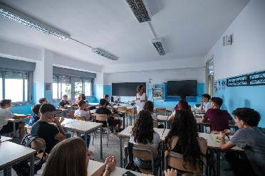 意大利多地迎来开学日