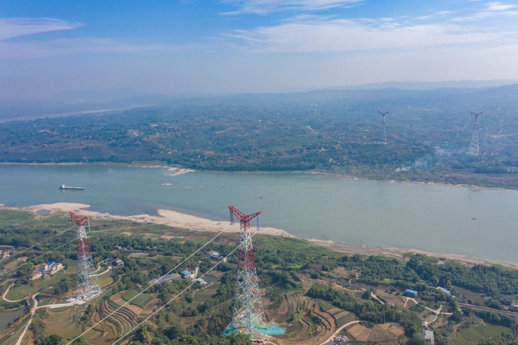 新华全媒+丨“西电东送”大动脉 特高压白浙线在渝顺利跨越长江