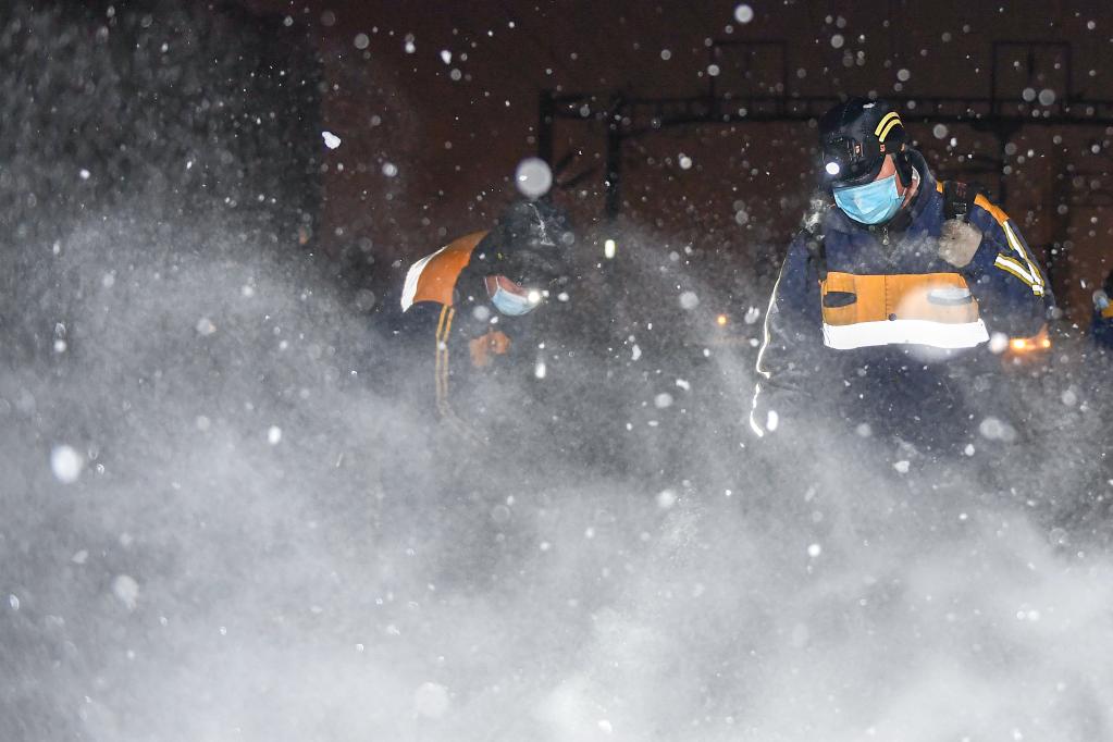 新华全媒+丨冬夜除冰雪 列车保安全