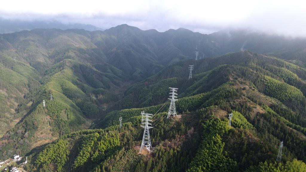 在大山里架起电力“天路”