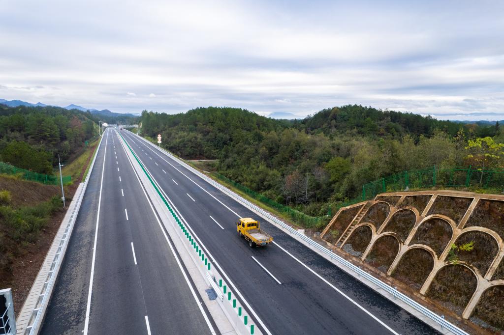 湖南首条智慧高速平益高速公路全线通车运营