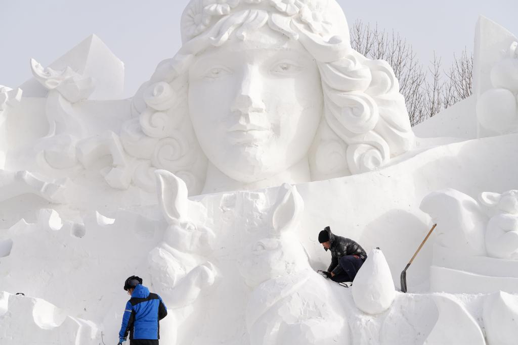 第35届太阳岛雪博会雪雕作品渐次完成雕刻