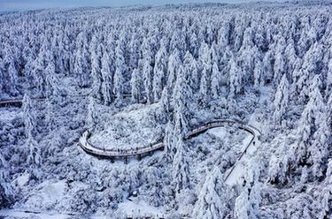 银装素裹瓦屋山