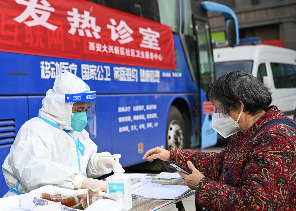 多地核酸采样屋便民服务亭等“变身”发热诊疗站