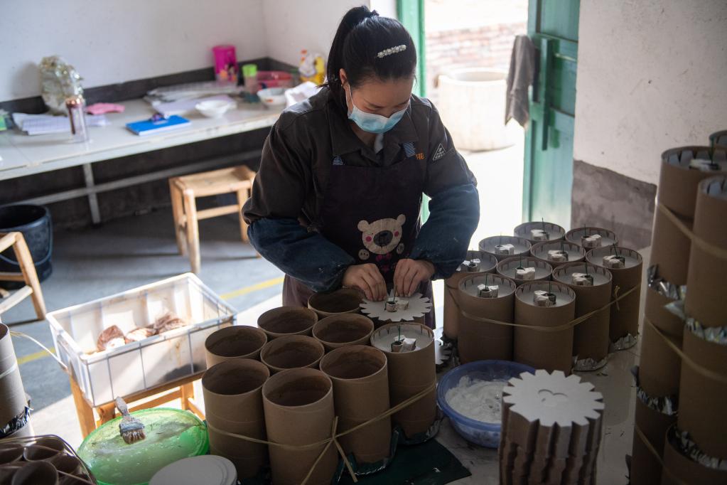 湖南浏阳：赶制花炮迎新年