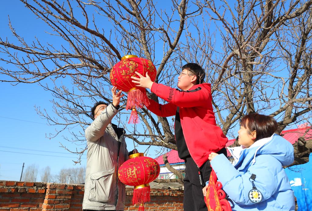 情系贫困生 春节送温暖