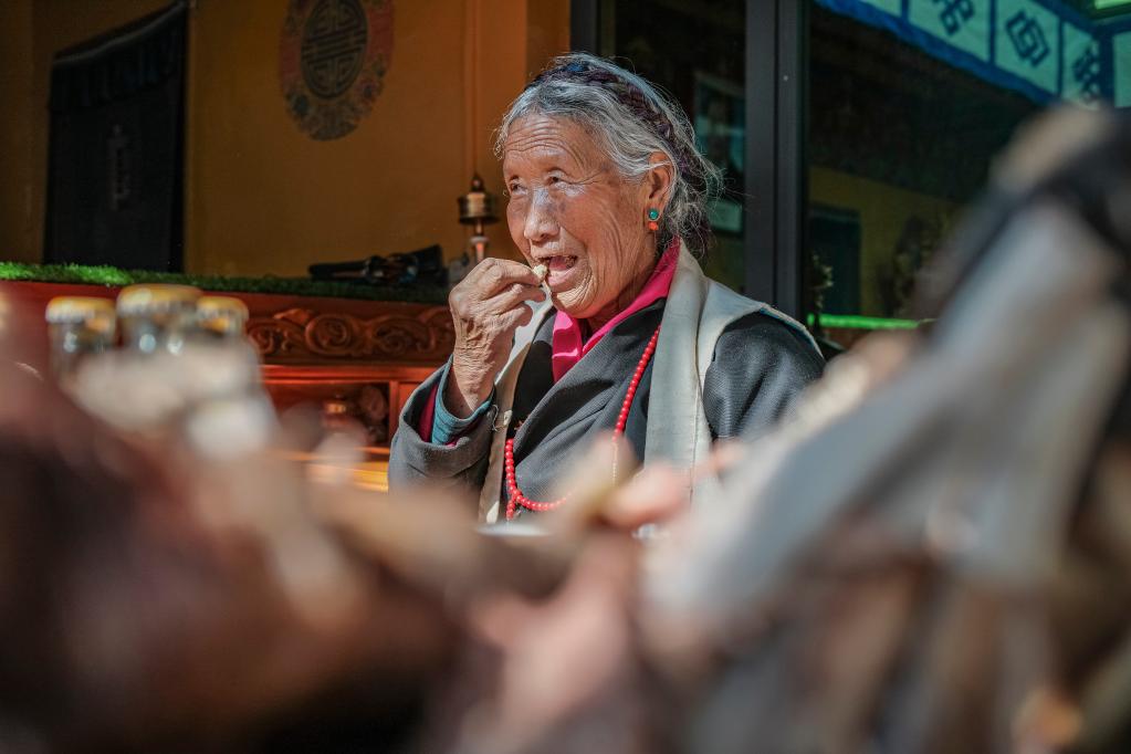 新华全媒+丨一位翻身农奴的四世同堂幸福年