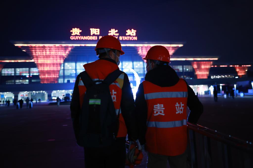 新春走基层丨春运“夜行者”