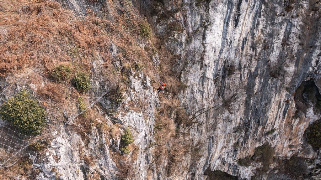 新华全媒+丨高山上的铁路守护者