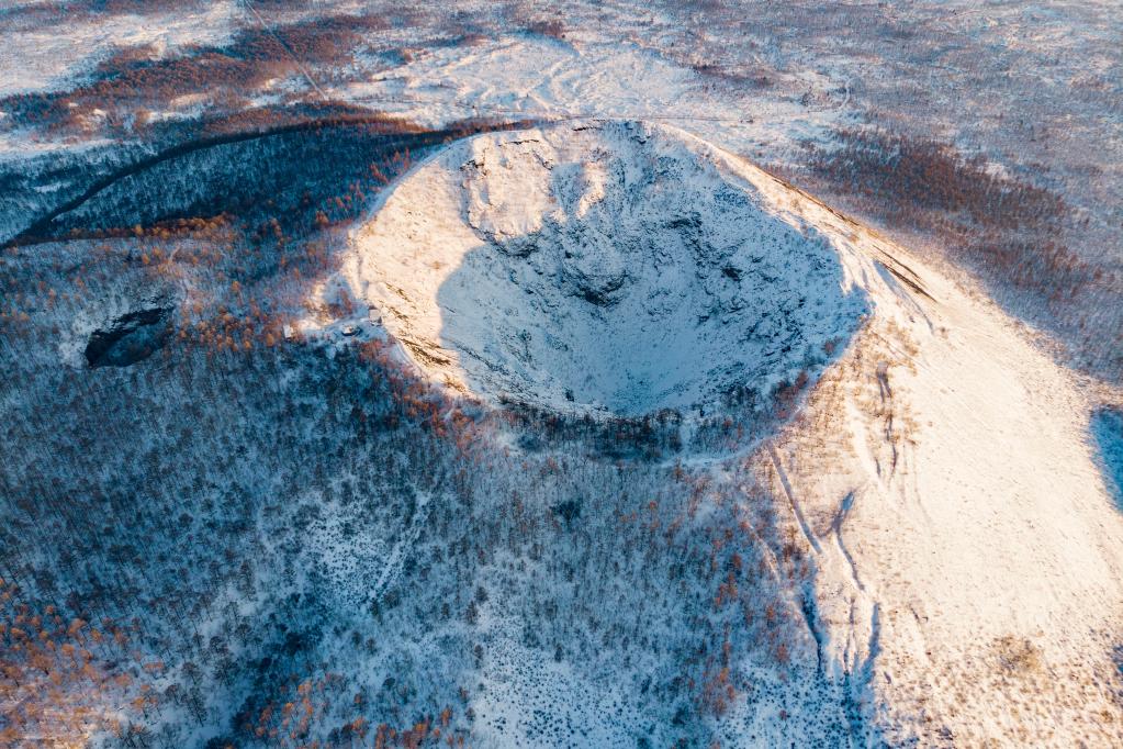 火山覆雪 静谧壮美