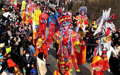 “背芯子”表演闹社火