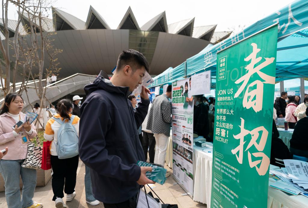 云南昆明：师范类专场校园招聘促就业