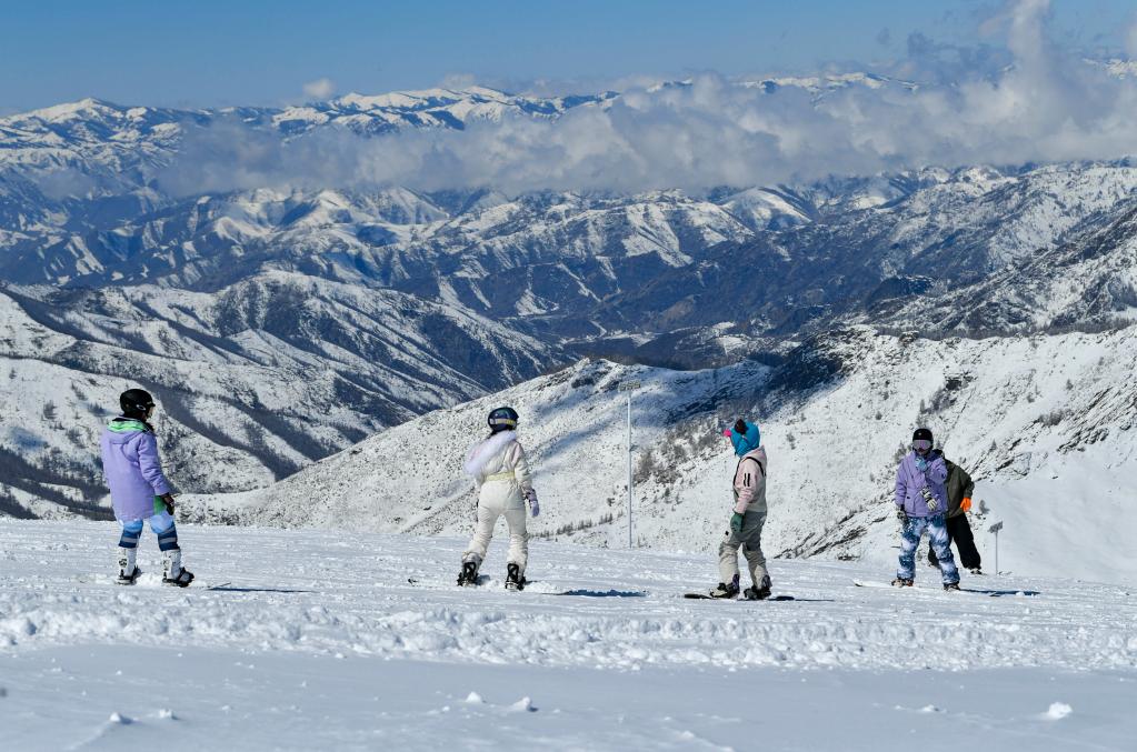 新华全媒＋丨四月，在新疆可可托海弄雪