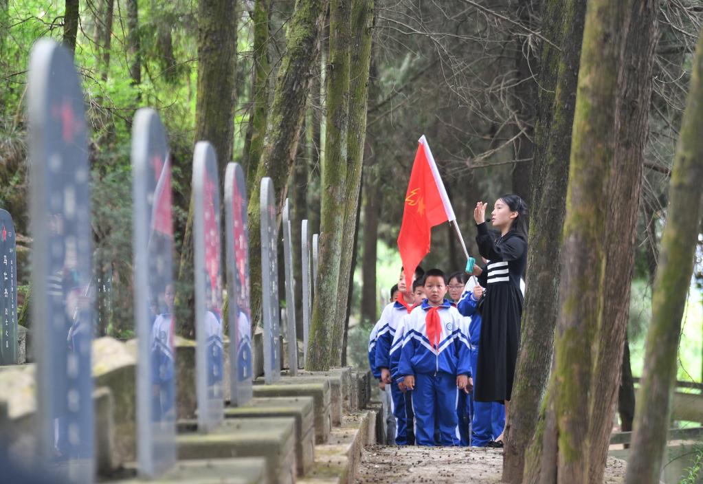 四代守墓90载 乡村女教师传承红色基因