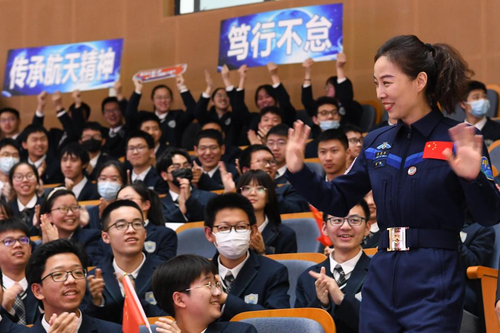 新华全媒+丨“太空教师”王亚平：播下航天梦想的种子