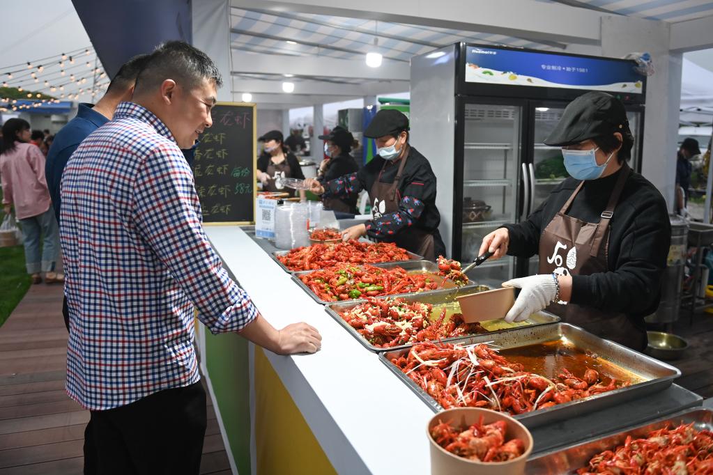 浙江湖州：花海龙虾节 乡村人气旺