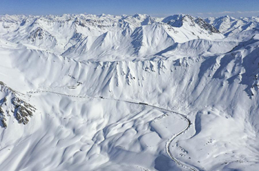 雪满天山路