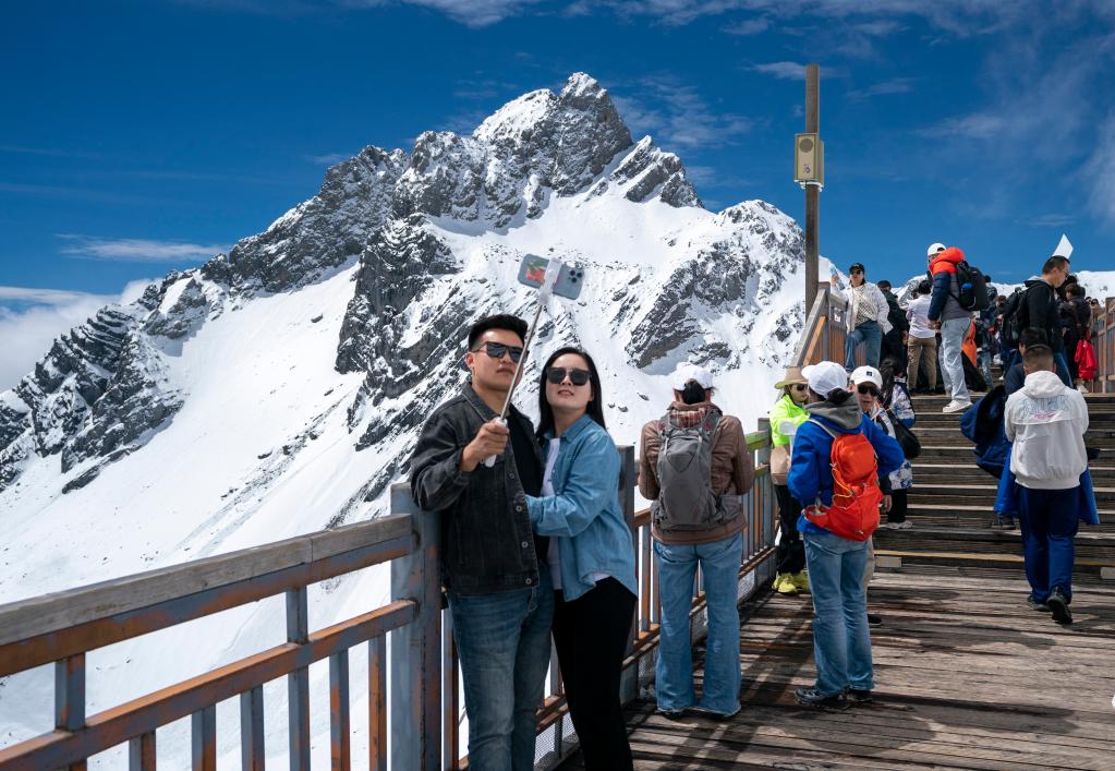 玉龙雪山景区开启夏日旅游季