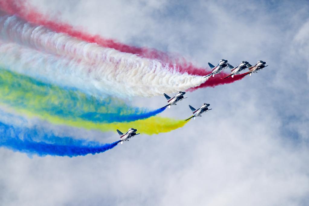 兰卡威海空展：八一飞行表演队再度登场