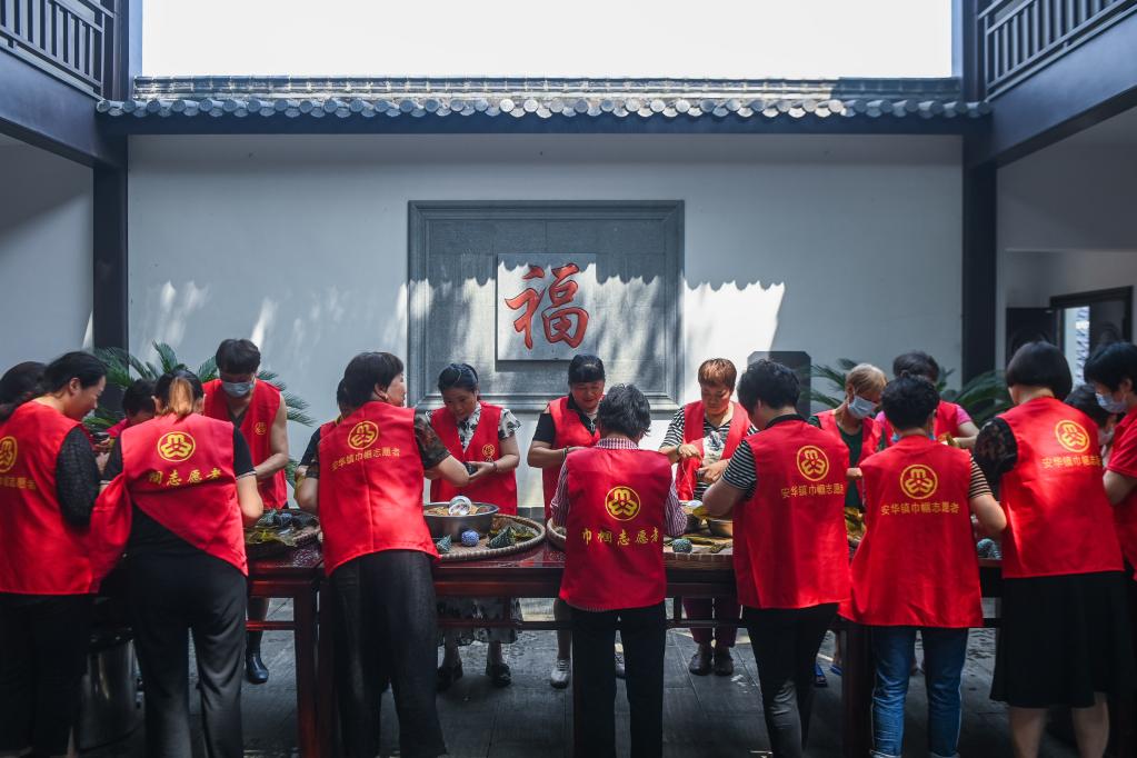 爱心食堂飘“粽”香