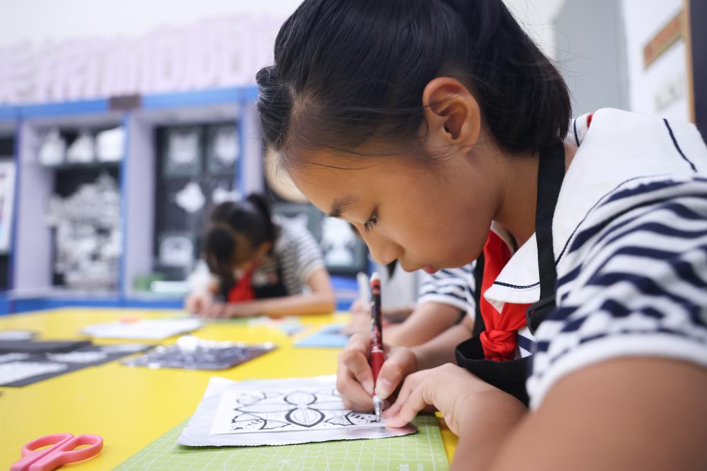 学制苗族银饰 传承非遗之美