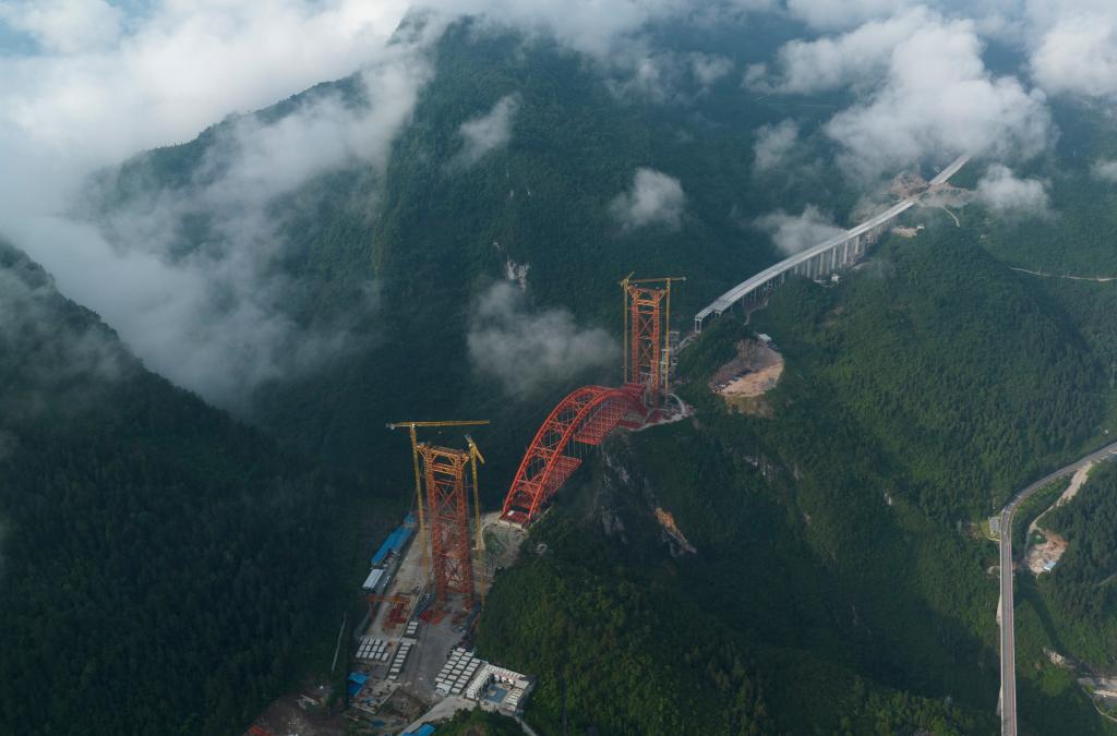 湖北鹤峰：峡谷飞“虹”