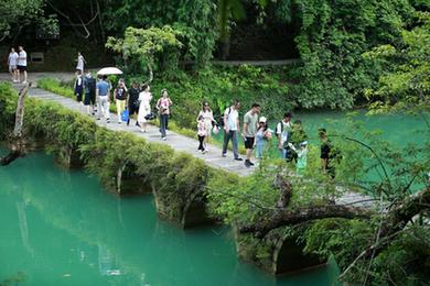 贵州荔波：夏季旅游持续升温