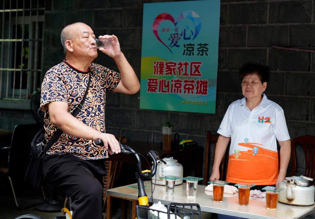 杭州：爱心凉茶摊 夏日送清凉