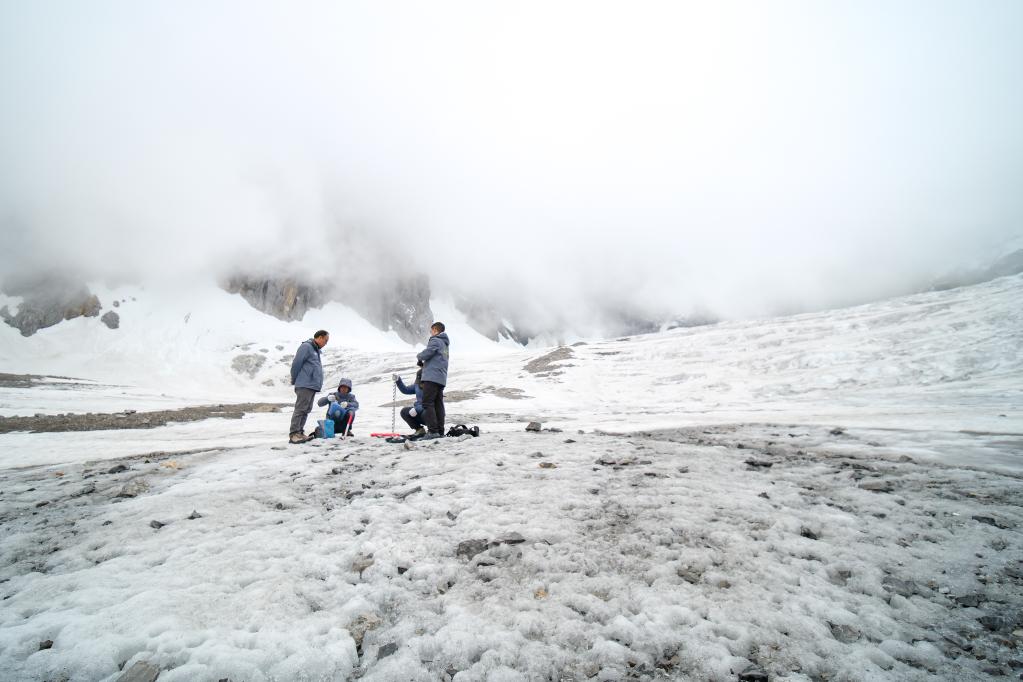 新时代中国调研行·长江篇丨玉龙雪山上的一片雪花，长江里的一滴水