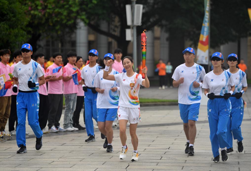 新华全媒+丨成都大运会火炬在西南财经大学（柳林校区）传递