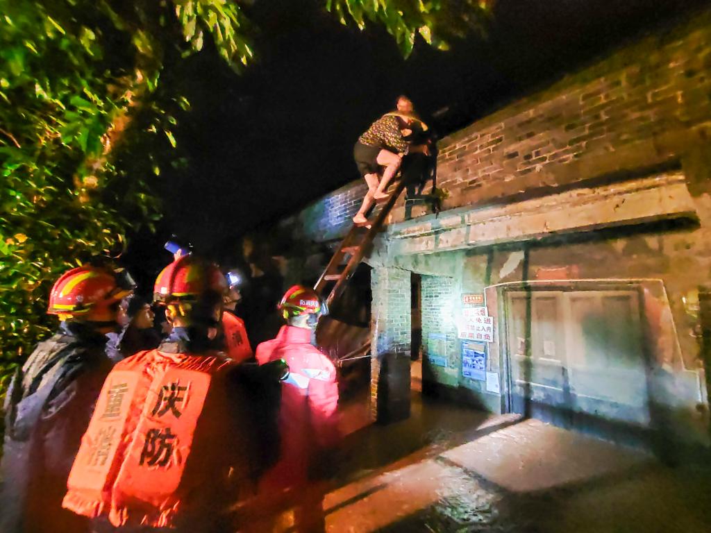 重庆13个区县遭遇暴雨 12条河流出现超警戒水位洪水