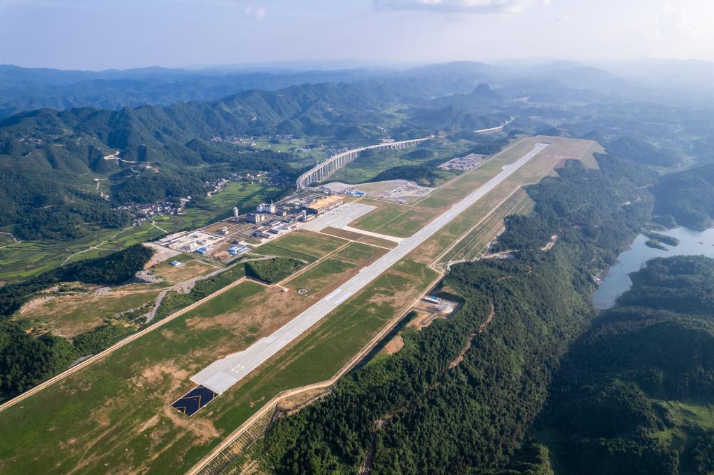 新华全媒+丨湘西边城机场建成通航 改善当地交通格局