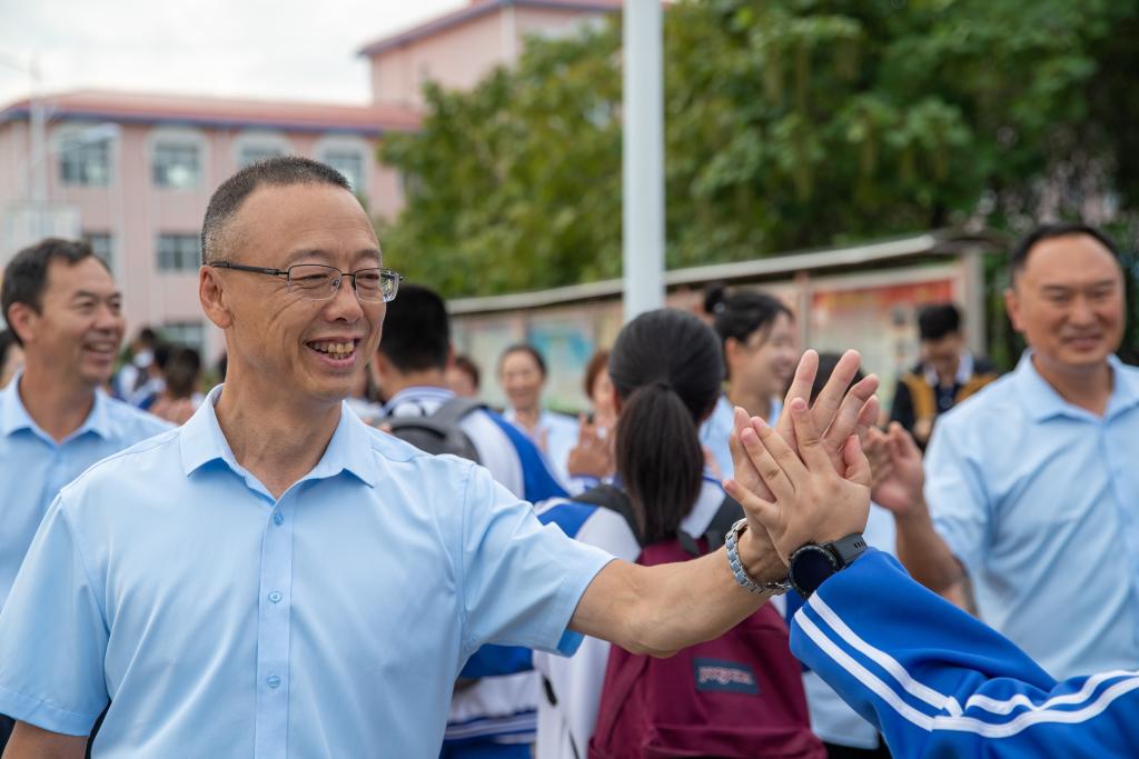 新华全媒+丨灾后如期开学 又闻琅琅读书声