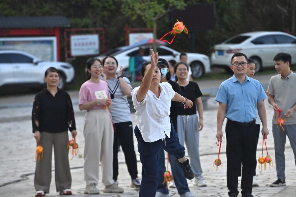 多彩民俗促团结