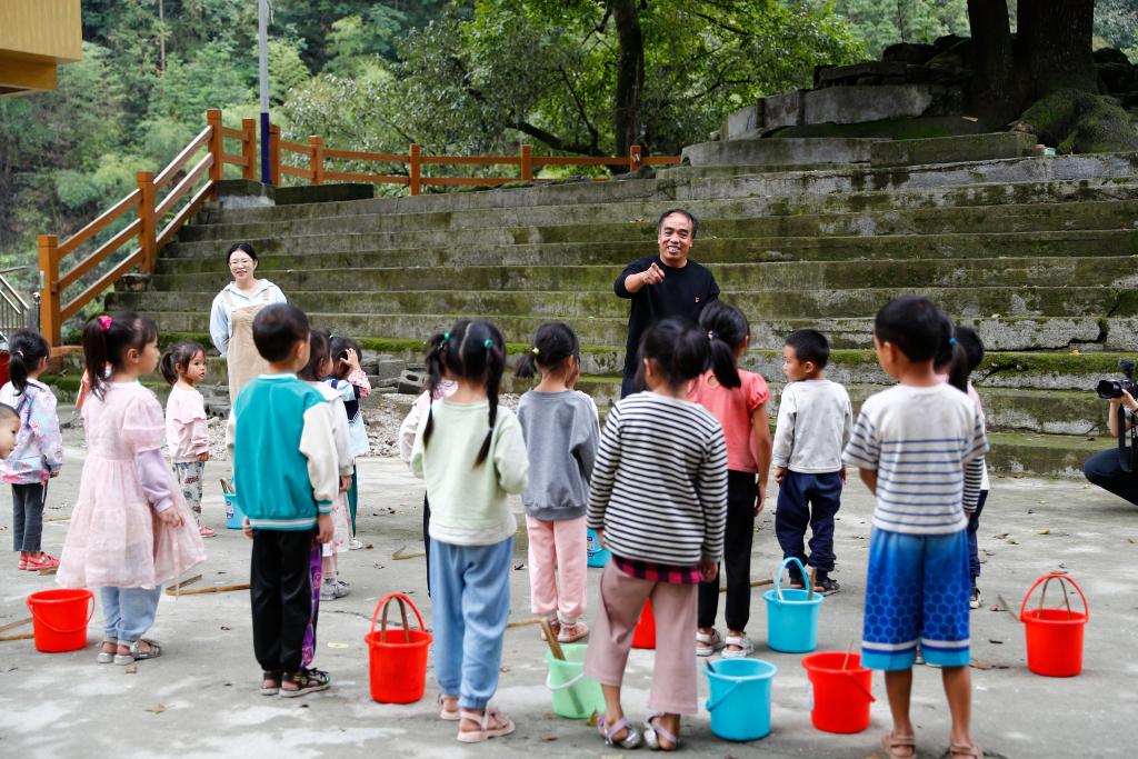 白天带小学生 晚上教“大”学生——坚守苗寨讲台三十年的潘先锋