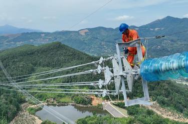 福建北电南送特高压交流输变电工程线路工程全线贯通