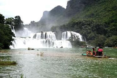 中越德天（板约）瀑布跨境旅游合作区启动试运营