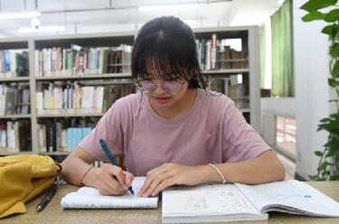 新华全媒+｜那个撑起一个家的瑶山女孩上大学了