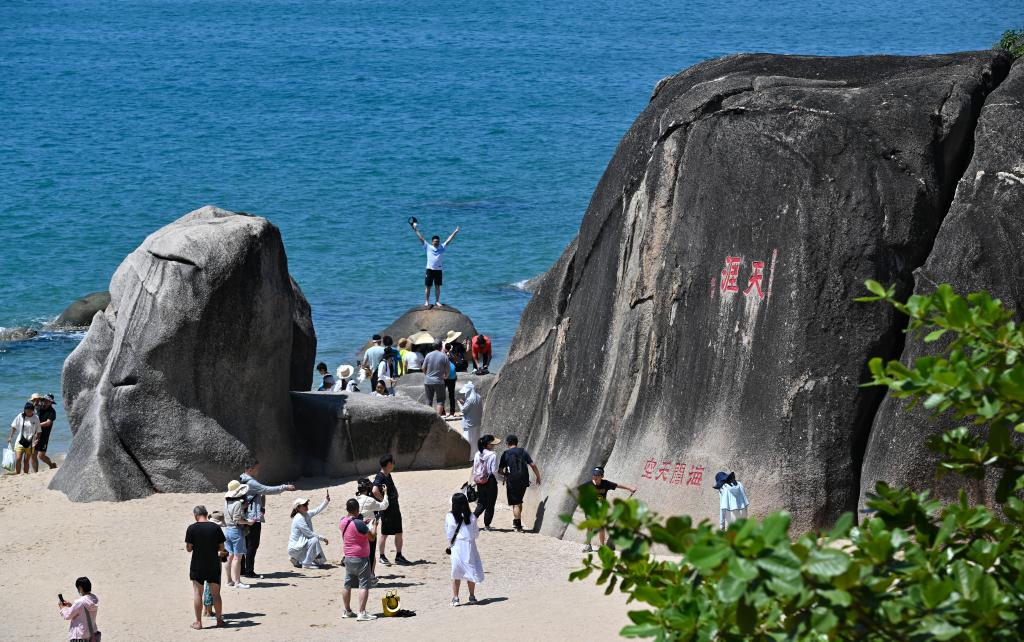 新华全媒＋丨祖国各地 欢度国庆