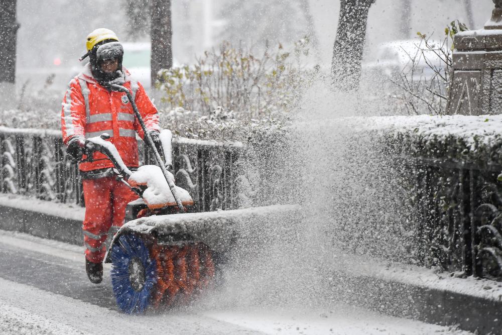 长春“以雪为令”积极应对降雪寒潮