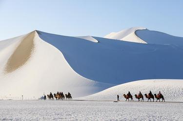 甘肃敦煌：雪后大漠景如画