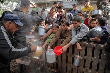 加沙地带：民众领取救济食物