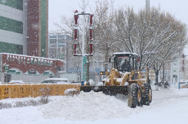 霍林郭勒：暴雪中坚守岗位