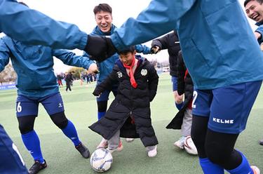 陕西：公益足球课走进乡村学校