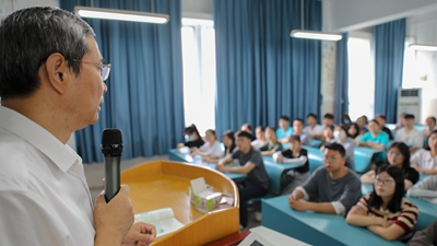 二十大代表风采丨路丙辉：陪学生走好人生路